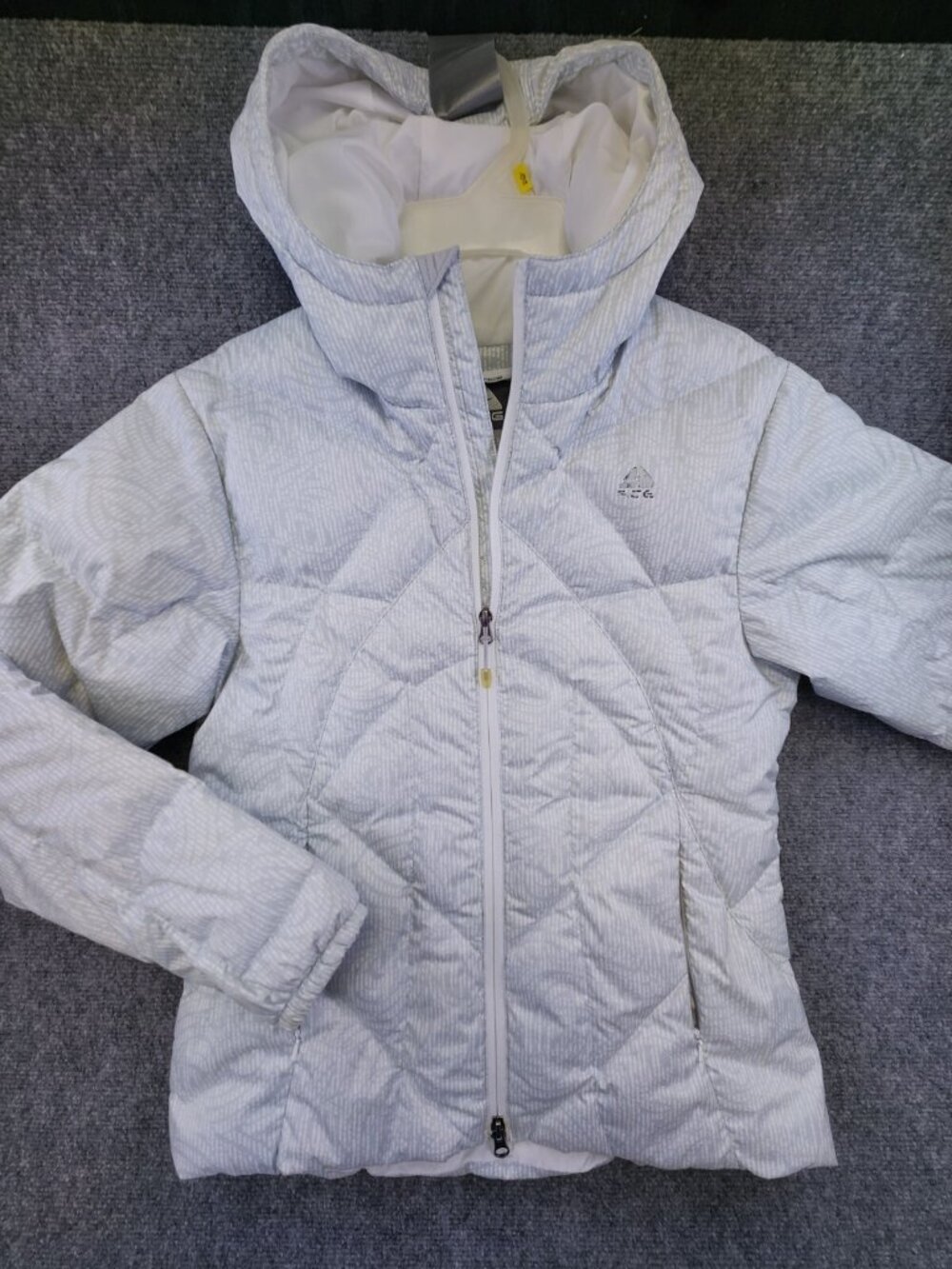 Nike ACG Youth Size 3 Medium 8-10 Puffer Jacket Vest Goose Down Long Sleeve Gray